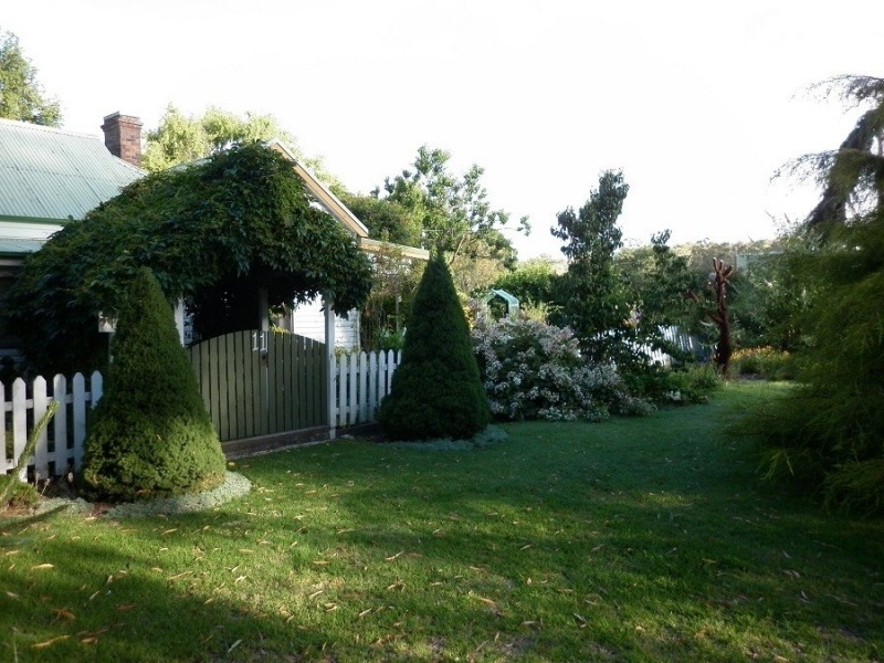 9 Mackay Avenue, Walcha Road NSW 2354