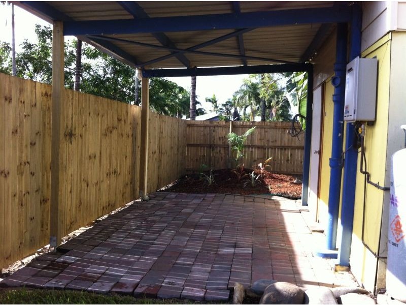 102 Callaghan St, Mooroobool QLD 4870