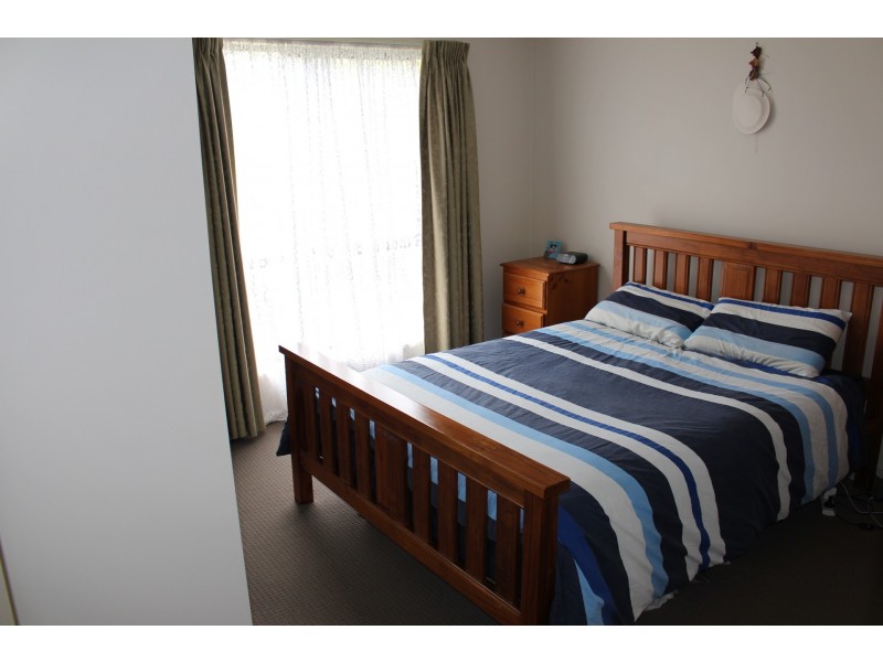 2 Laws Drive, Bega NSW 2550