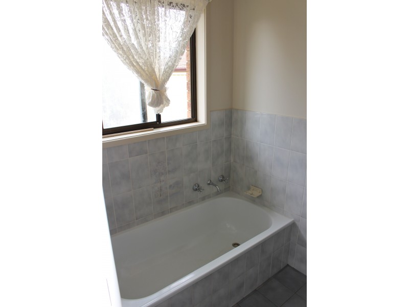 2 Laws Drive, Bega NSW 2550