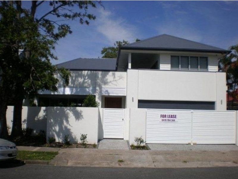 19 Lenneberg Street, Southport QLD 4215