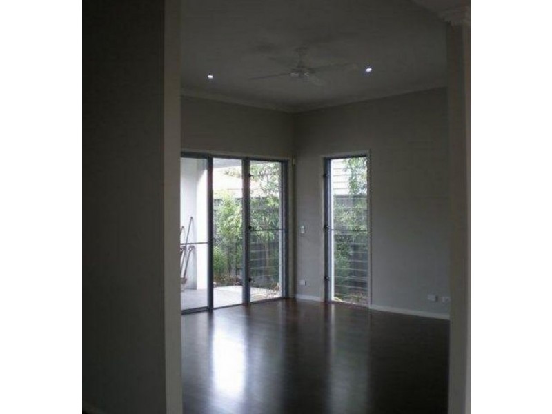 19 Lenneberg Street, Southport QLD 4215