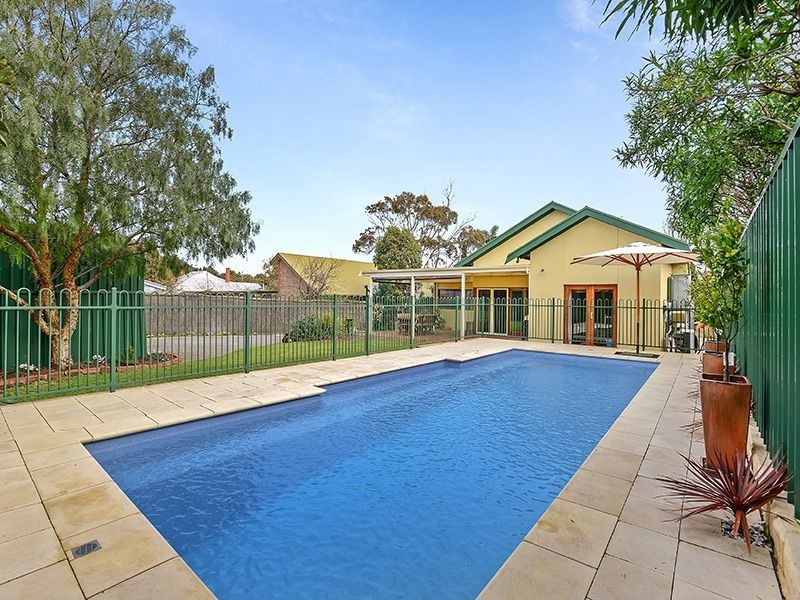 8 Renown Avenue, Victor Harbor SA 5211