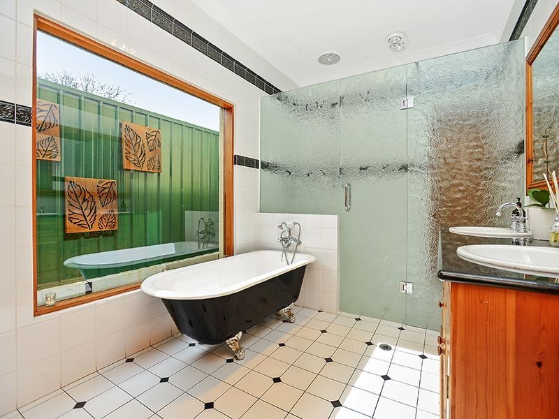 8 Renown Avenue, Victor Harbor SA 5211