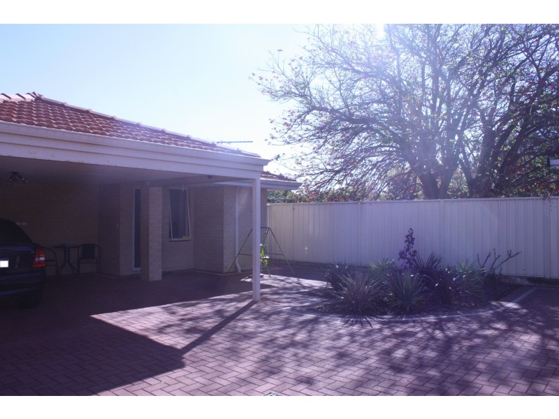 4/187 Cammillo Road, Kelmscott WA 6111