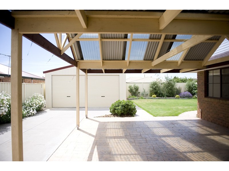 15 Ernest Close, Melton VIC 3337