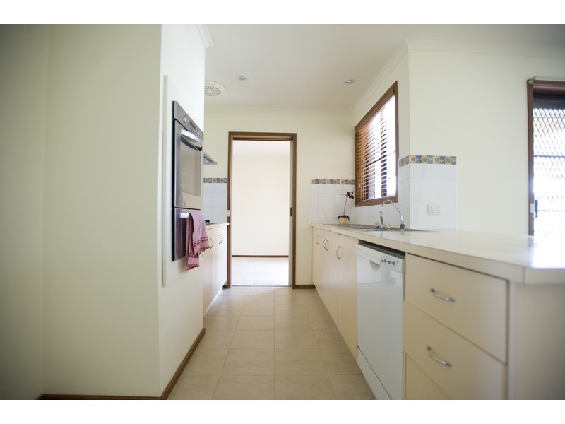 15 Ernest Close, Melton VIC 3337