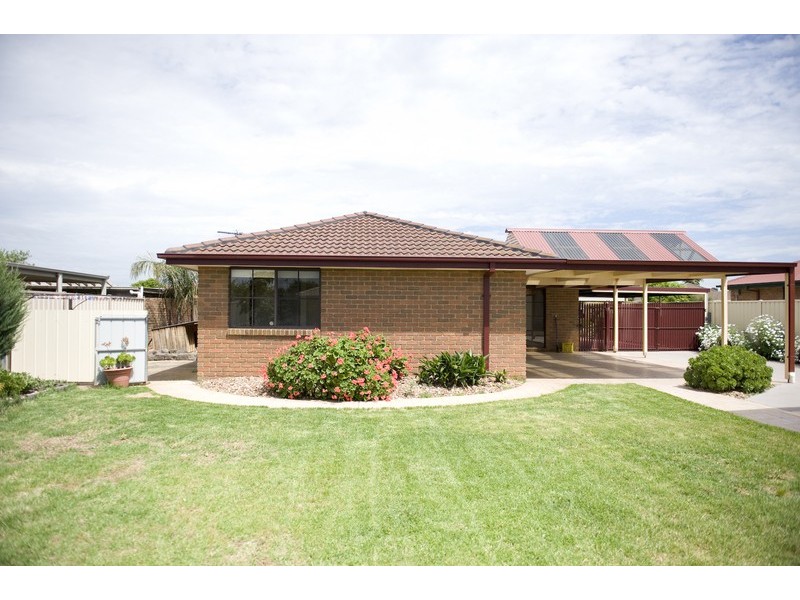 15 Ernest Close, Melton VIC 3337