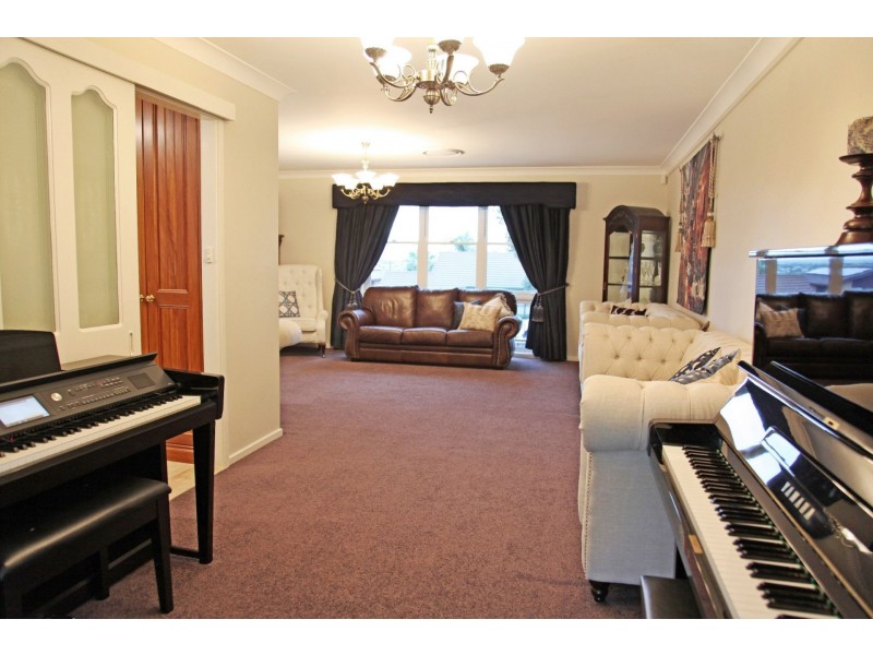 6 Woodburn Way, East Tamworth NSW 2340