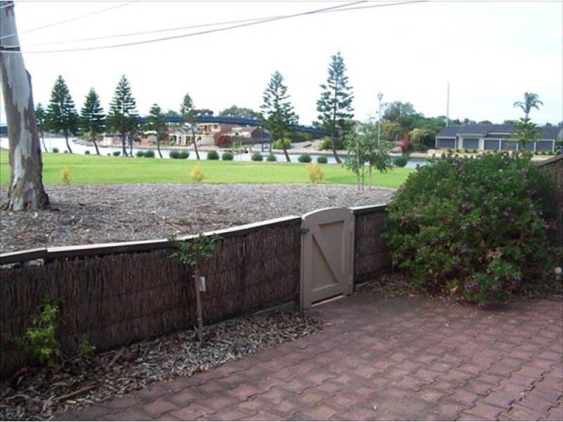 6/4 Redsails Court, West Lakes Shore SA 5020