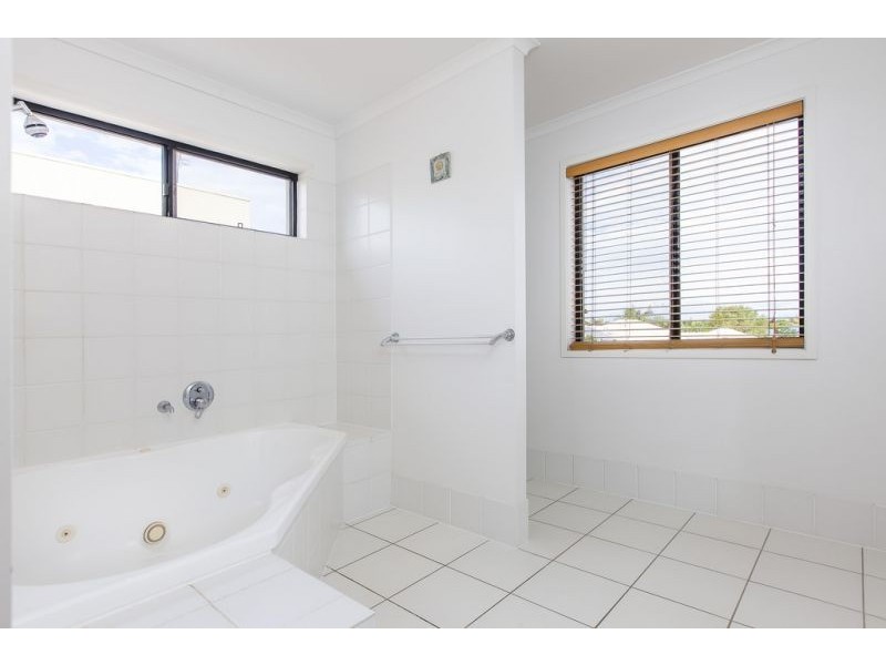 13 Santorini Crt, Kawana Island QLD 4575