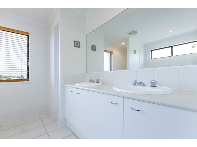 13 Santorini Crt, Kawana Island QLD 4575