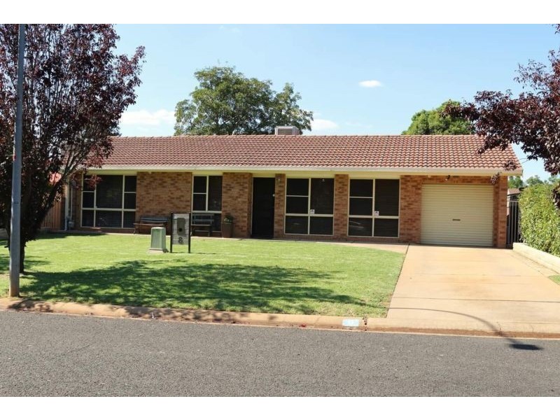 8 Hopkins Parade, Dubbo NSW 2830