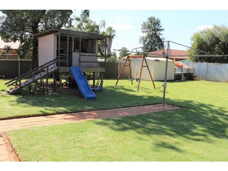 8 Hopkins Parade, Dubbo NSW 2830
