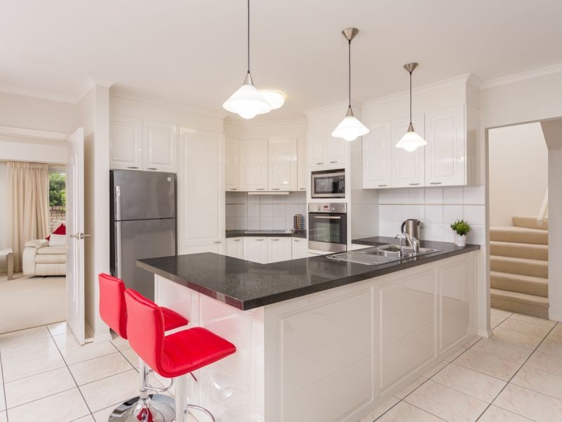 121 Santa Cruz Boulevard, Clear Island Waters QLD 4226