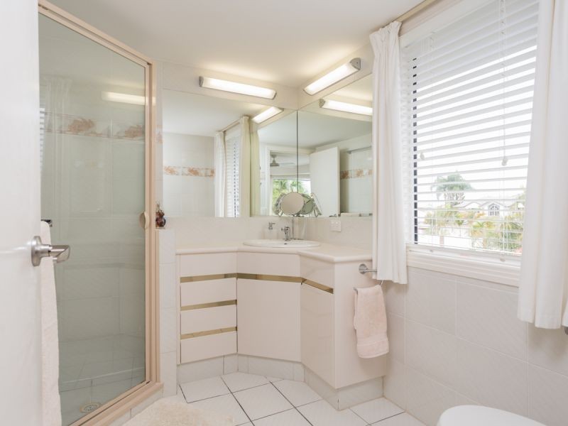 121 Santa Cruz Boulevard, Clear Island Waters QLD 4226