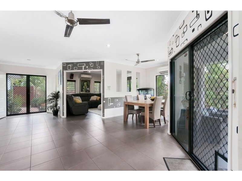 1 Kippin Close, Redlynch QLD 4870