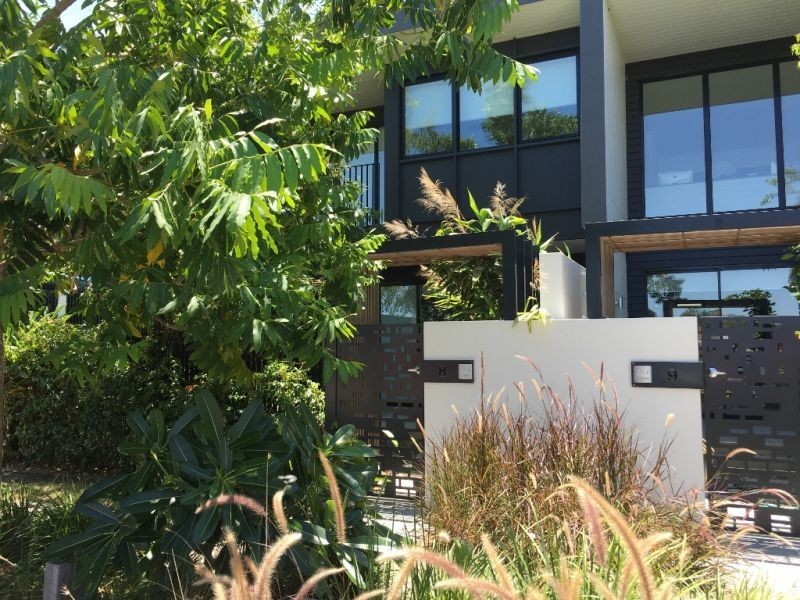 8/33 Parkside Circuit, Hamilton QLD 4007