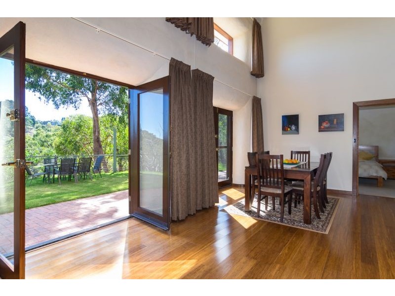 12 Heath Rd, Crafers West SA 5152