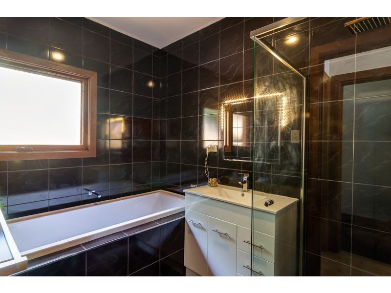 12 Heath Rd, Crafers West SA 5152