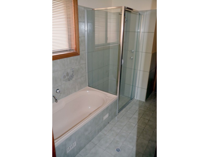 8 Thomas Drive, Happy Valley SA 5159