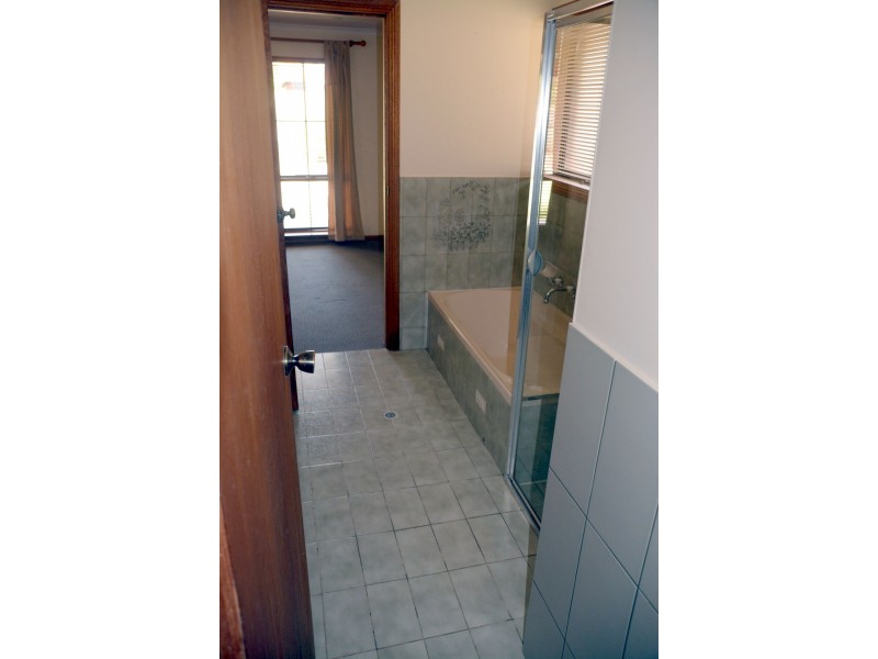 8 Thomas Drive, Happy Valley SA 5159