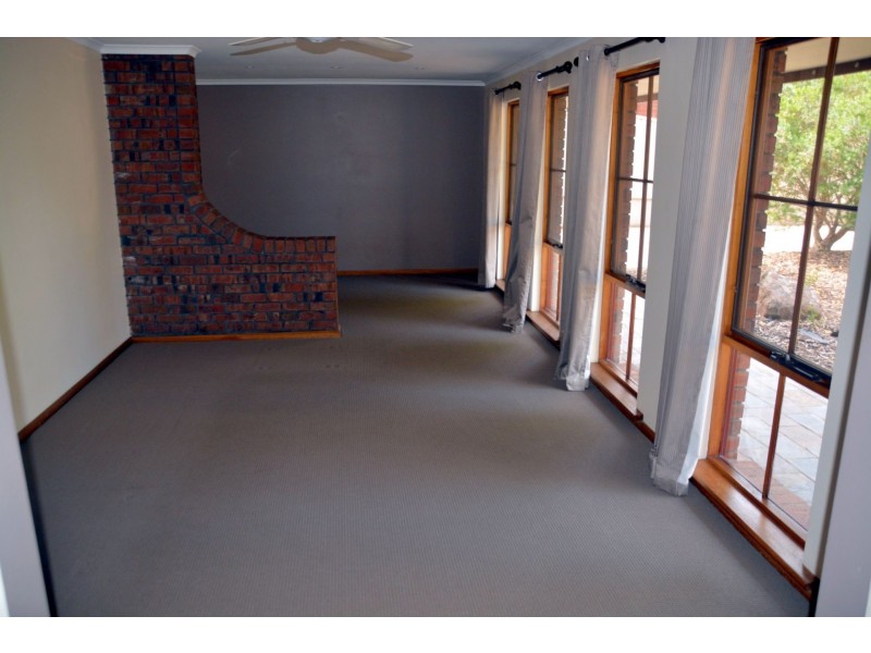 8 Thomas Drive, Happy Valley SA 5159