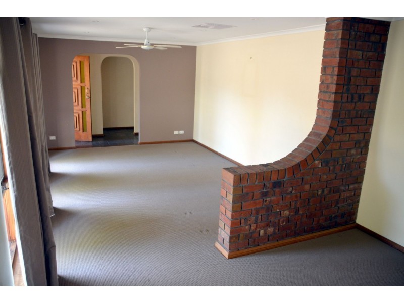 8 Thomas Drive, Happy Valley SA 5159