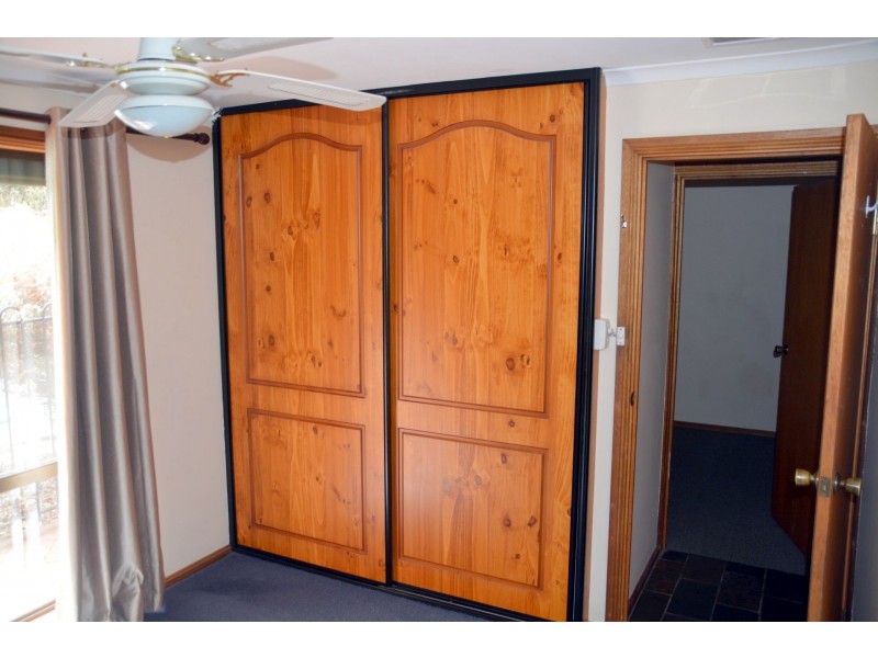 8 Thomas Drive, Happy Valley SA 5159