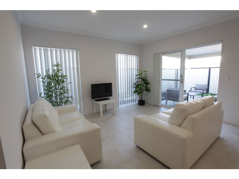 4/50 Middle Parkway, Canning Vale WA 6155