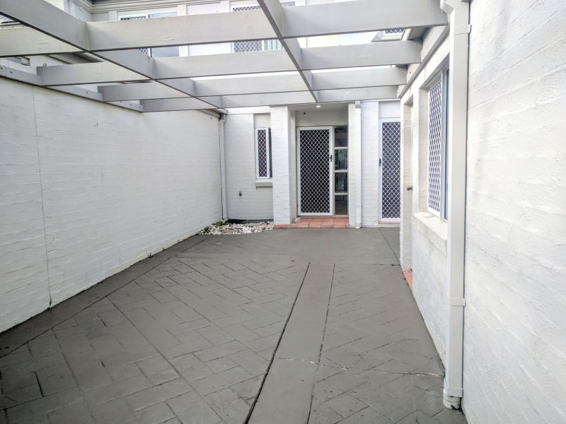 27/1 Bronberg Court, Southport QLD 4215