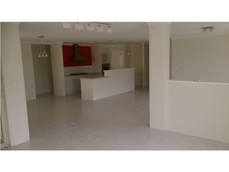 14 Arlette Pass, Lakelands WA 6180