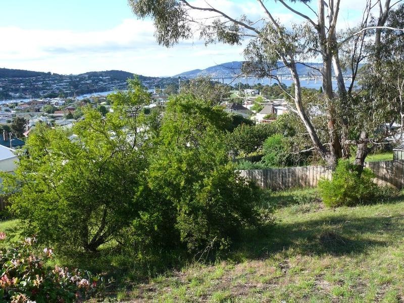 14 Tianna Rd, Lindisfarne TAS 7015