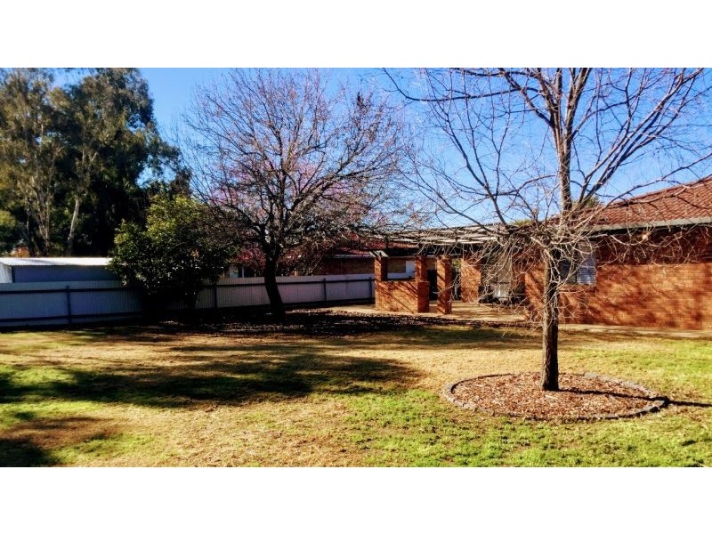 11 Gunyah Place, Glenfield Park NSW 2650