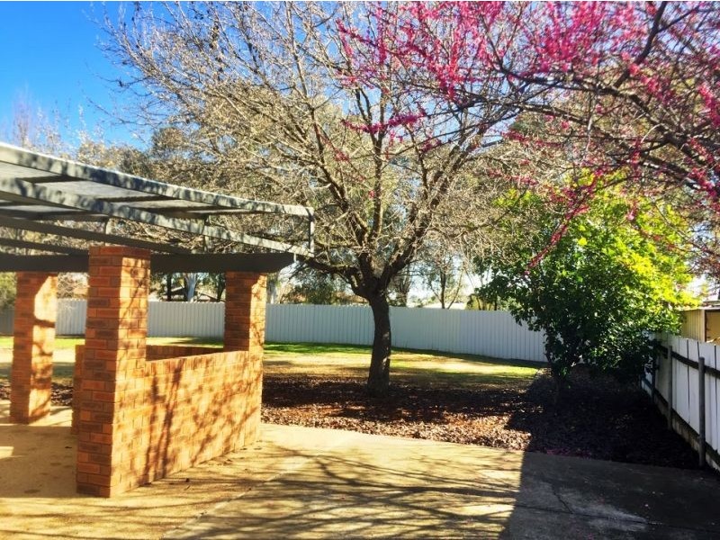 11 Gunyah Place, Glenfield Park NSW 2650