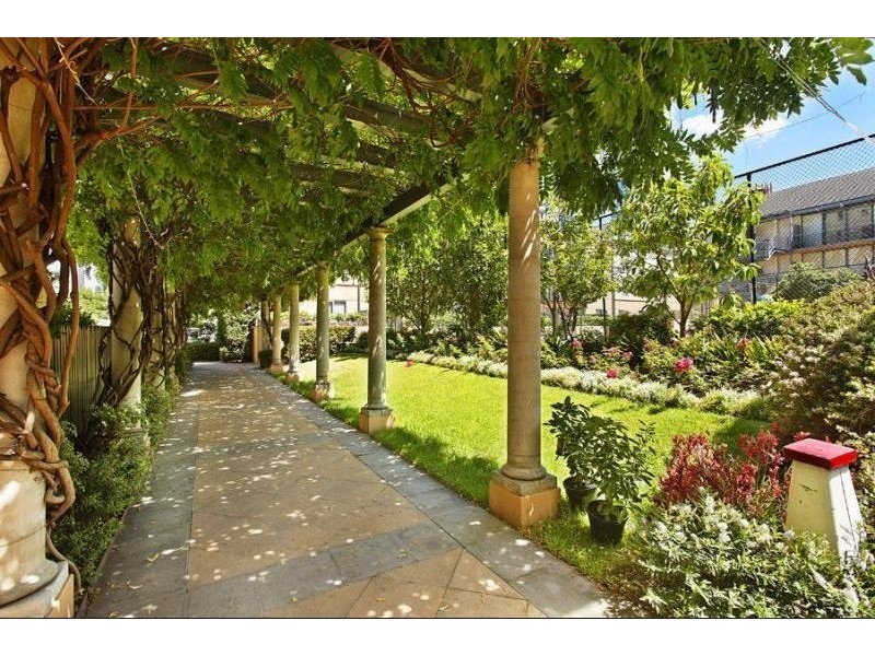 Unit 208/102 Wells Street, Southbank VIC 3006