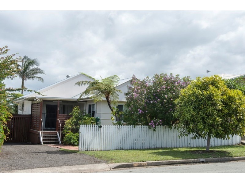 20 First Ave, Labrador QLD 4215