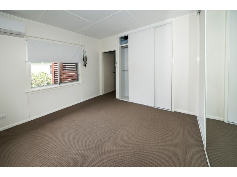 20 First Ave, Labrador QLD 4215