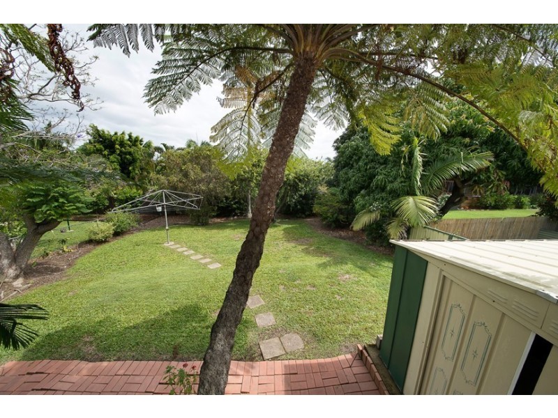 20 First Ave, Labrador QLD 4215