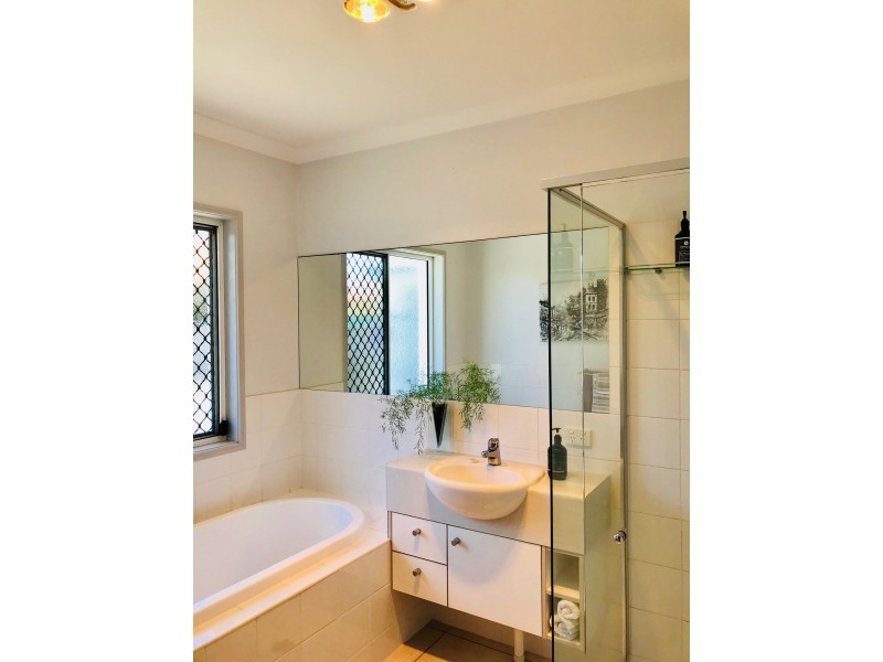 4 Magnetic Street, Parrearra QLD 4575