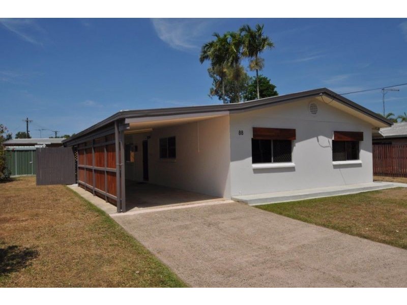 88 Swallow St, Mooroobool QLD 4870
