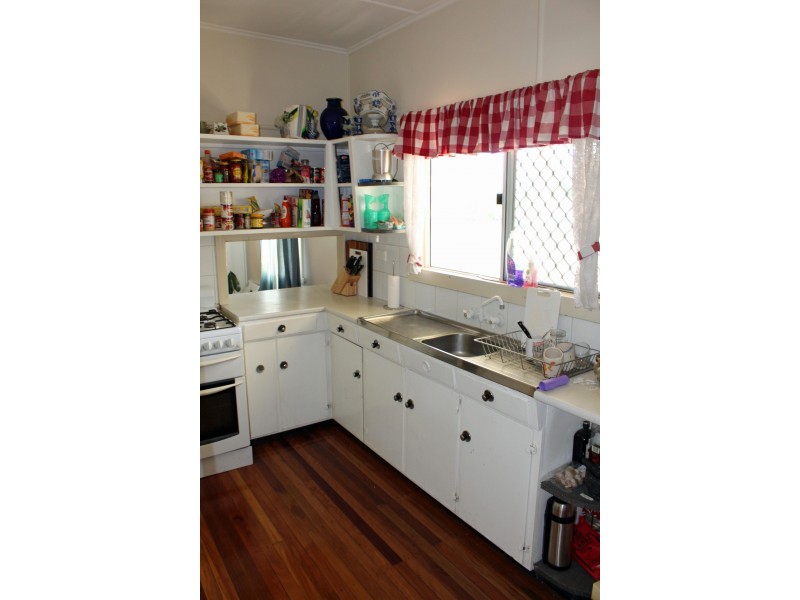 177 South Station Road, Silkstone QLD 4304