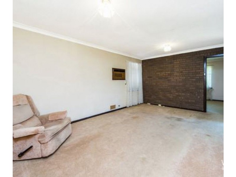 40 Whiteside St, Cloverdale WA 6105