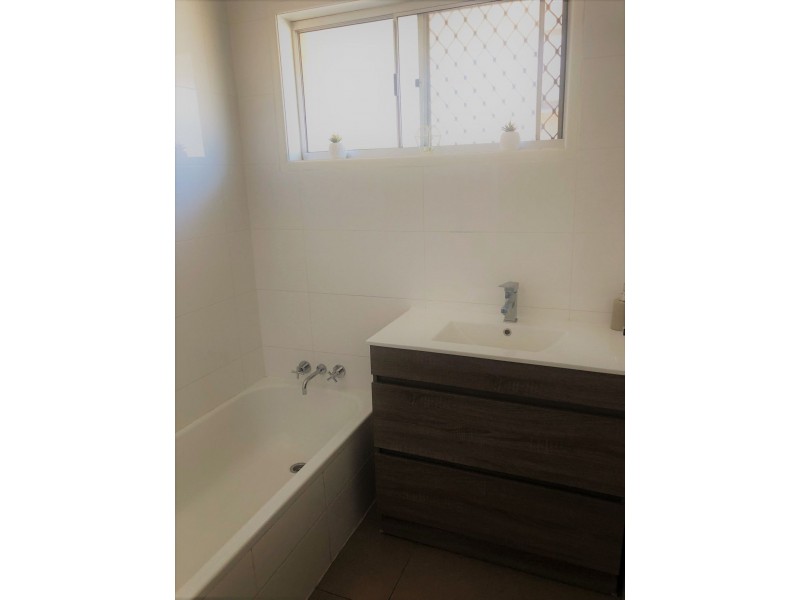 41 Alec Avenue, Mermaid Waters QLD 4218