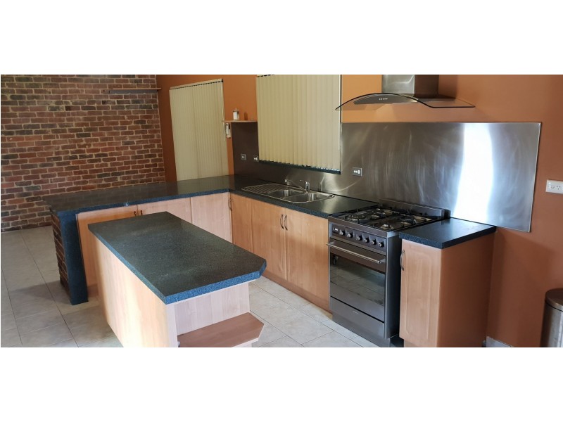 10 Oakfield Place, Kelmscott WA 6111