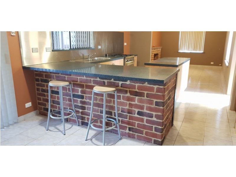 10 Oakfield Place, Kelmscott WA 6111