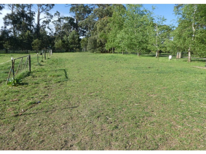 28 Sycamore Grove, Kinglake VIC 3763