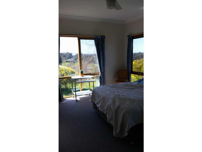 28 Sycamore Grove, Kinglake VIC 3763