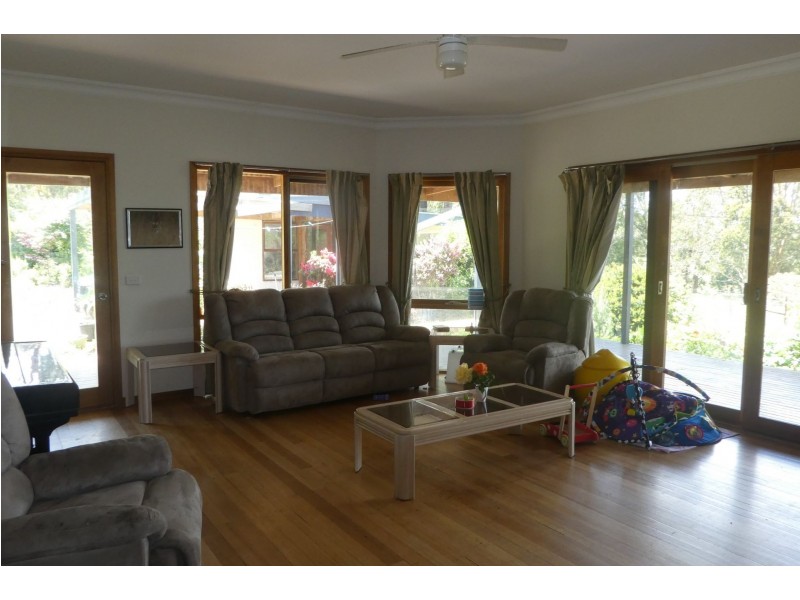 28 Sycamore Grove, Kinglake VIC 3763