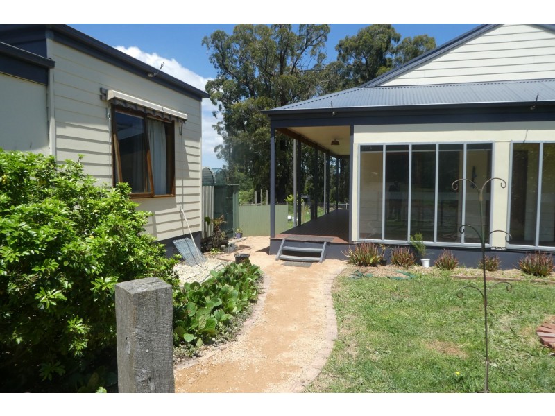 28 Sycamore Grove, Kinglake VIC 3763